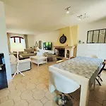 Chic & Spacious Urban Oasis La Courneuve