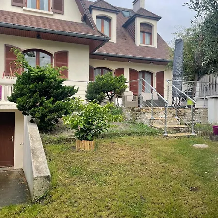 Chic & Spacious Urban Oasis La Courneuve
