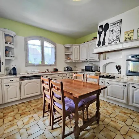 Vila Chic & Spacious Urban Oasis *