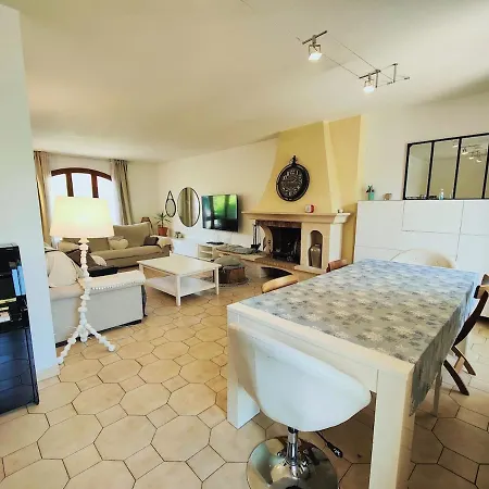 Chic & Spacious Urban Oasis La Courneuve