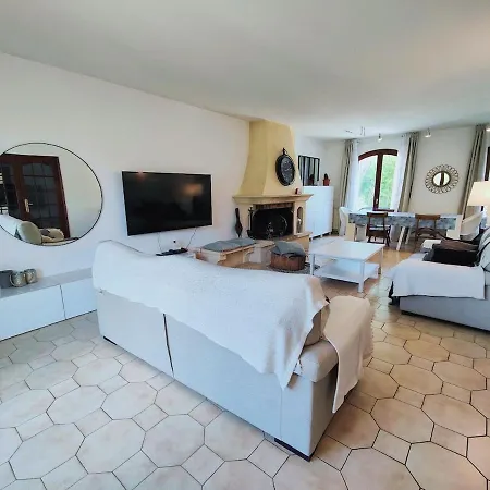 Chic & Spacious Urban Oasis La Courneuve