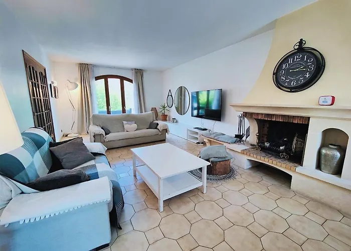 Chic & Spacious Urban Oasis *