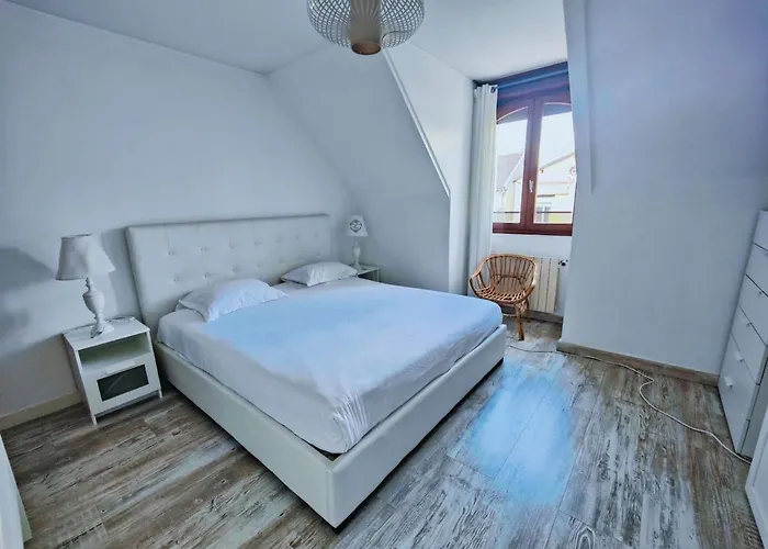 Chic & Spacious Urban Oasis