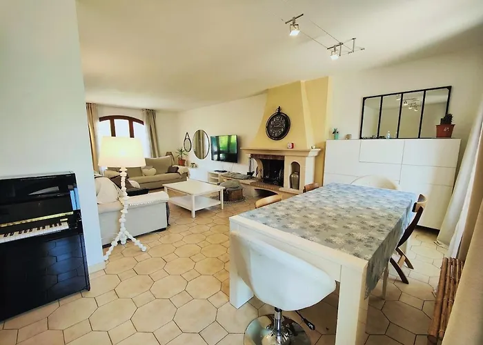 Chic & Spacious Urban Oasis La Courneuve