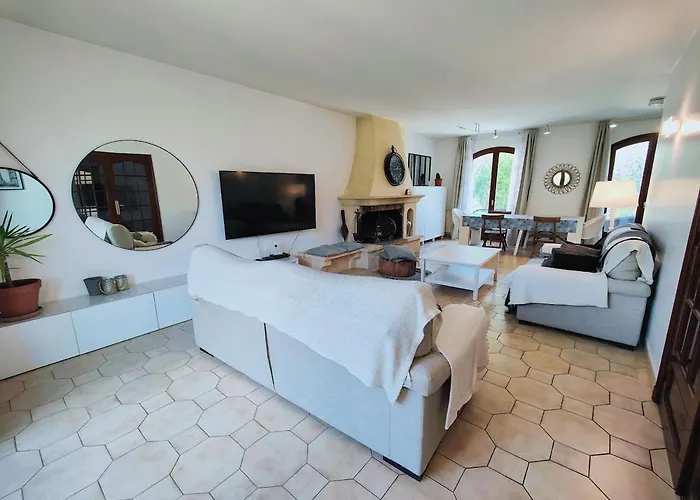Chic & Spacious Urban Oasis La Courneuve