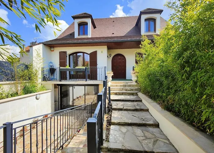 Chic & Spacious Urban Oasis La Courneuve